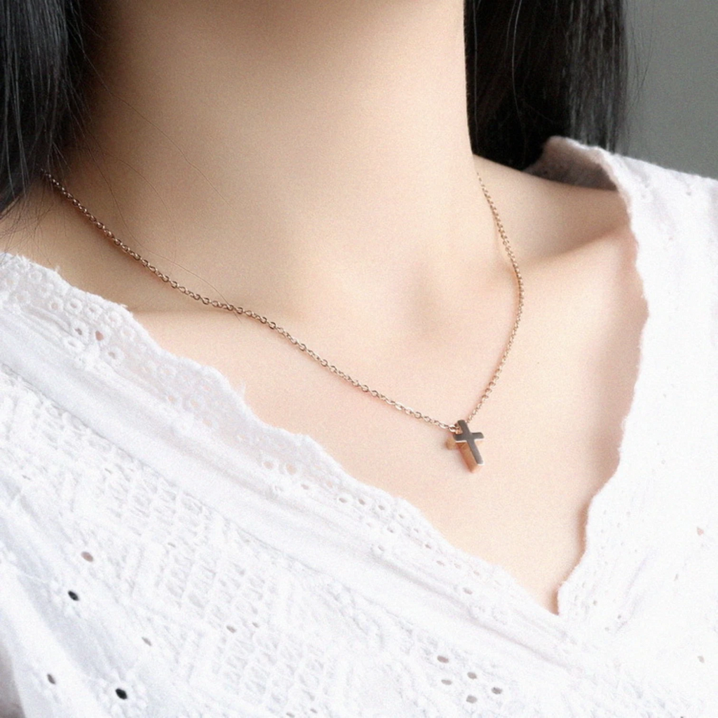 Modern Brushed Cross Pendant Necklace – Stylish Unisex Jewelry